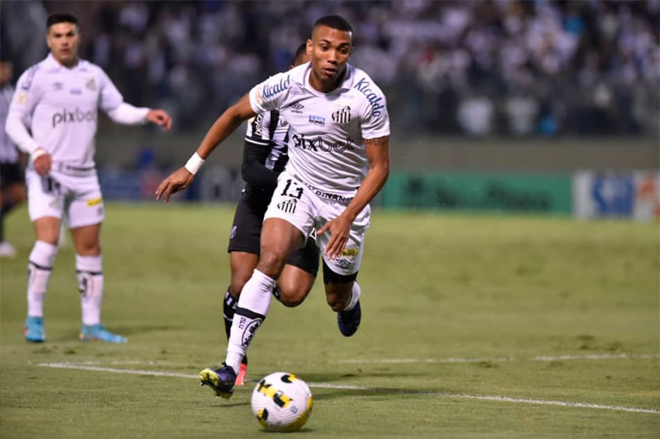 Com decisões polêmicas do VAR, Santos fica no empate com o Ceará em Barueri