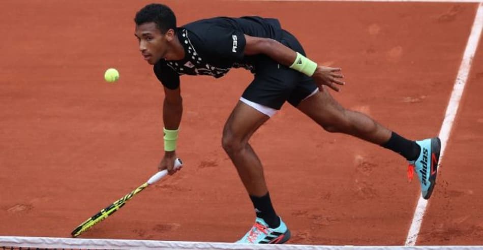 Aliassime sobrevive a peruano na estreia no Aberto da França