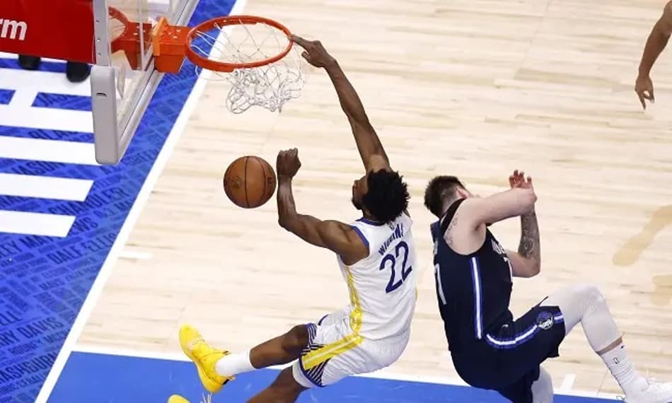 Luka Doncic toma enterrada impressionante de Wiggins; Veja