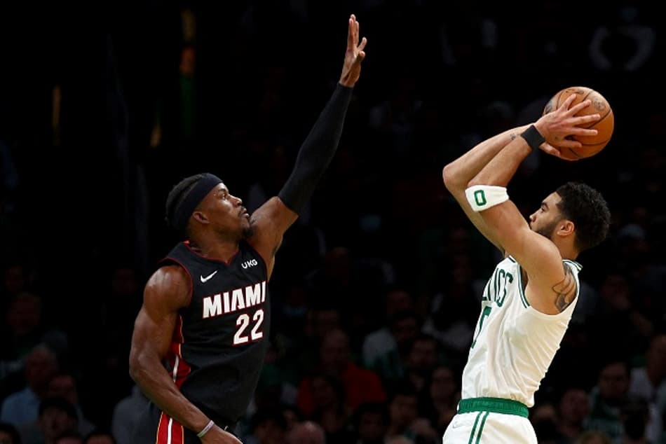 Tatum brilha, Celtics amassa Heat e iguala final do Leste