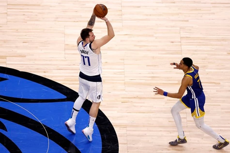 Varrida? Doncic lidera e Mavericks bate Warriors com "chuva" de bolas de três