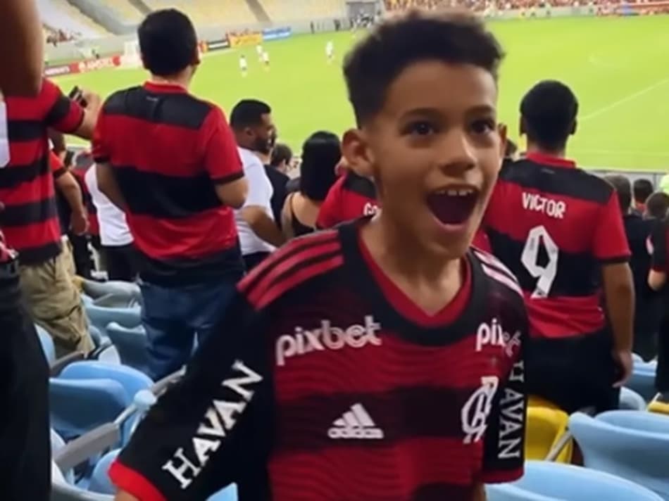 Filho de jogador do Altos, que chorou ao ganhar presente de Gabigol, vai ao Maracanã torcer pelo Fla
