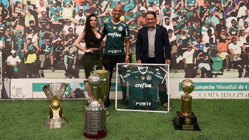 Em despedida, Deyverson recebe homenagem do Palmeiras no CT: ‘Saio daqui como palmeirense’
