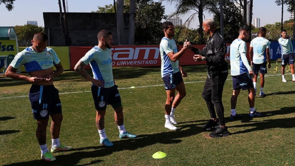Deyverson vai ao CT e se emociona ao se despedir dos companheiros de Palmeiras