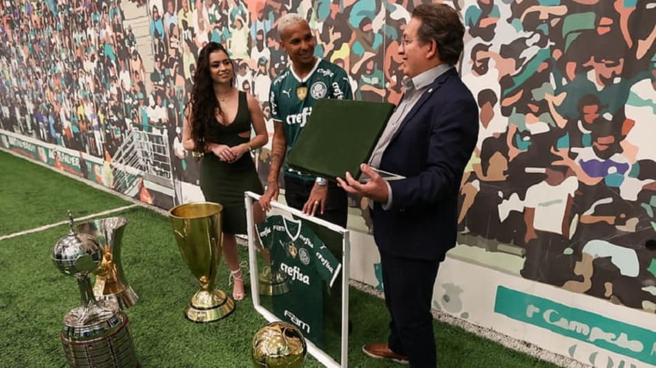 VÍDEO: Deyverson recebe homenagem do Palmeiras e diz: ‘Não é uma despedida, é um até logo’