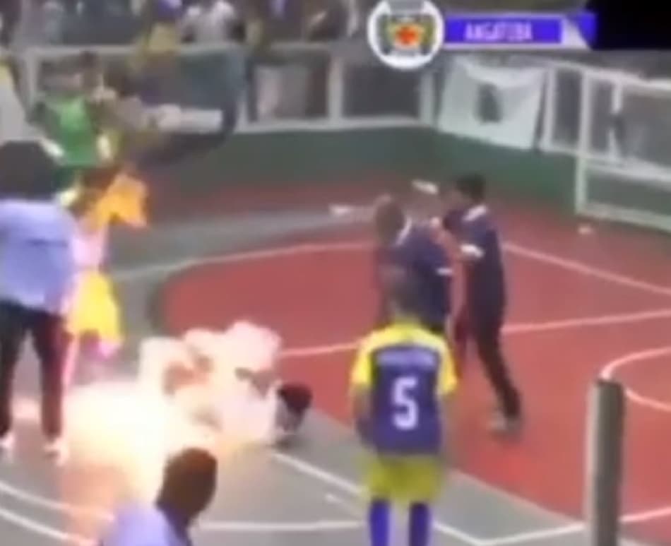 VÍDEO: Chocante! Jogador de futsal é atingido por sinalizador após disputa de pênaltis