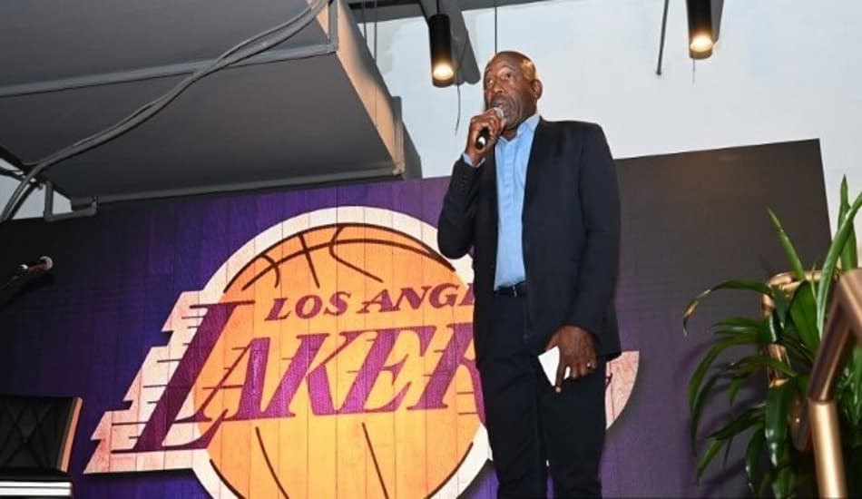 James Worthy critica futilidade de jogadores da NBA: "arremessam de três, tatuagem e Twitter"