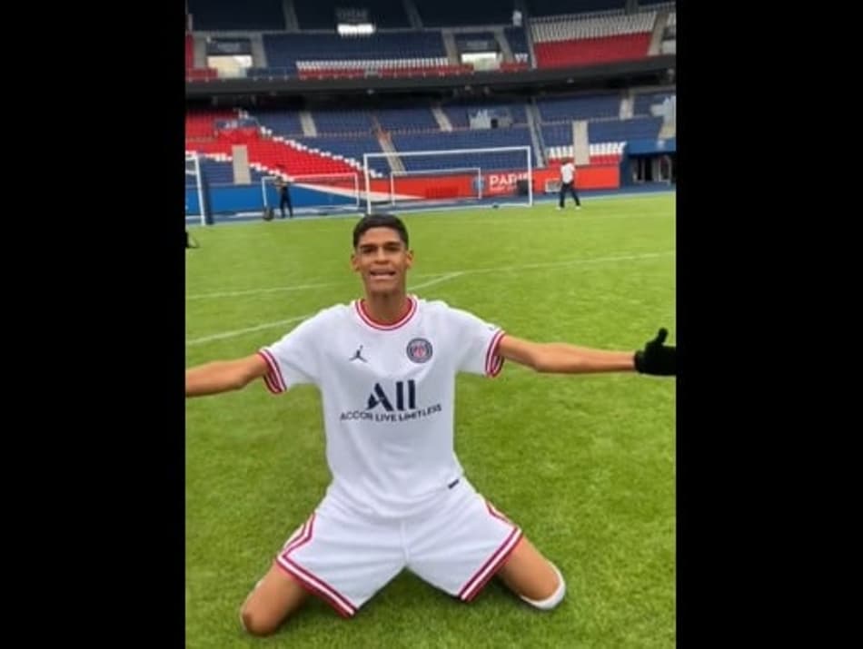 Luva de Pedreiro marca golaço no estádio Parque dos Príncipes, do PSG​