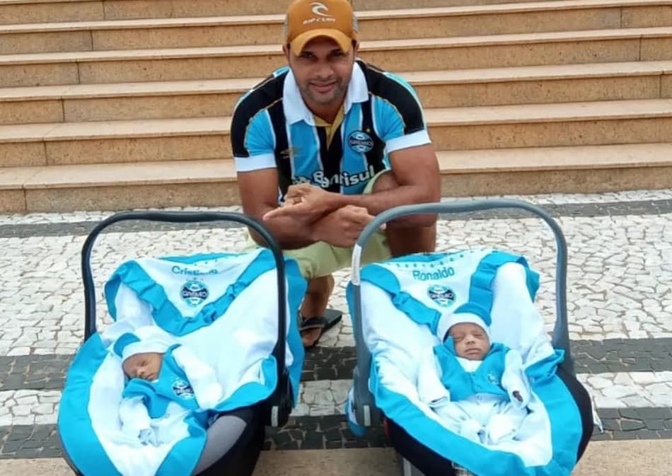 Gêmeos Cristiano e Ronaldo recebem alta e deixam hospital vestidos de Grêmio