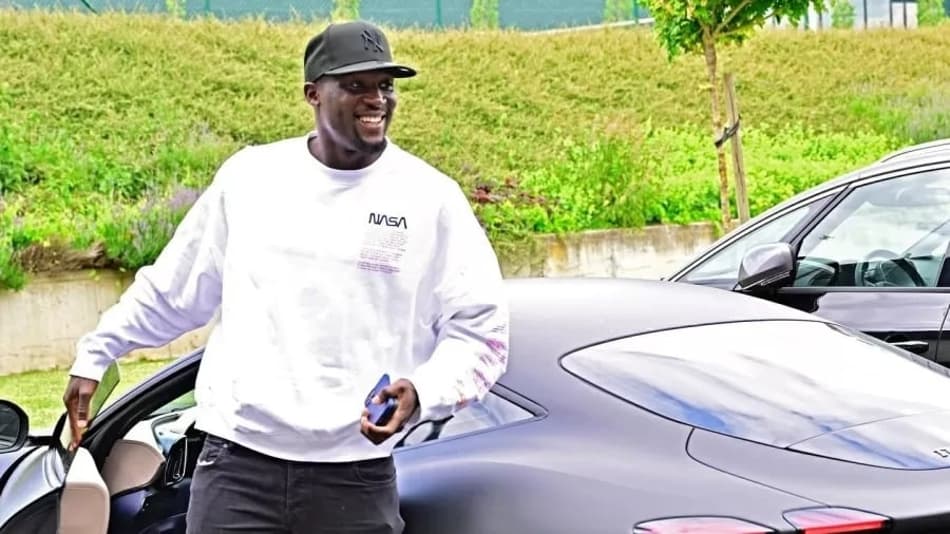 Lukaku tira onda com carro de R$ 3 milhões na apresentação da Bélgica