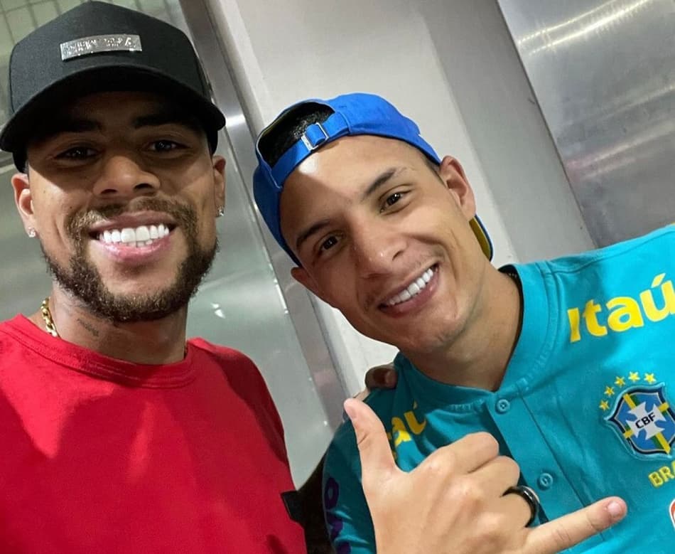 Gustagol reencontra amigos antes de amistoso da Seleção em Seul