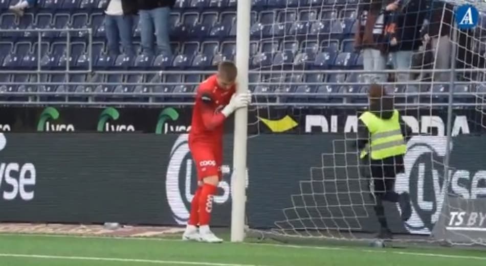 Goleiro islandês tenta diminuir tamanho das traves na Noruega