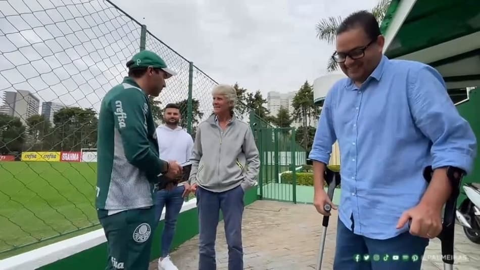 VÍDEO: Abel Ferreira encontra Pia Sundhage no CT do Palmeiras e dá livro de presente