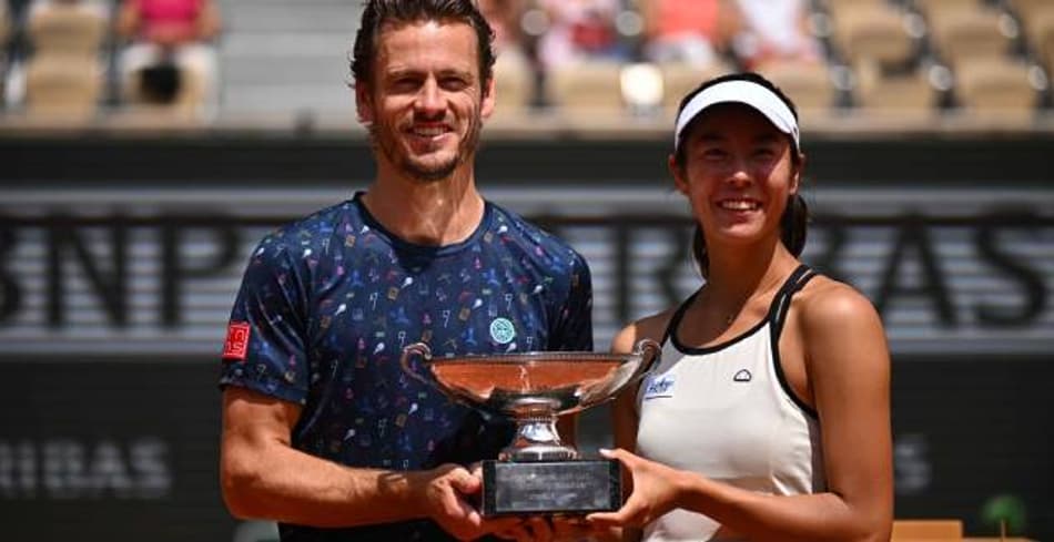Wesley Koolhof e Ena Shibahara com troféu de Roland Garros nas duplas mistas
