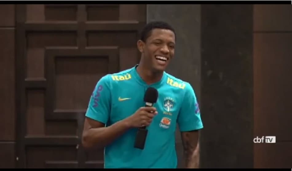 VÍDEO: Danilo discursa e dança em trote na Seleção Brasileira; assista