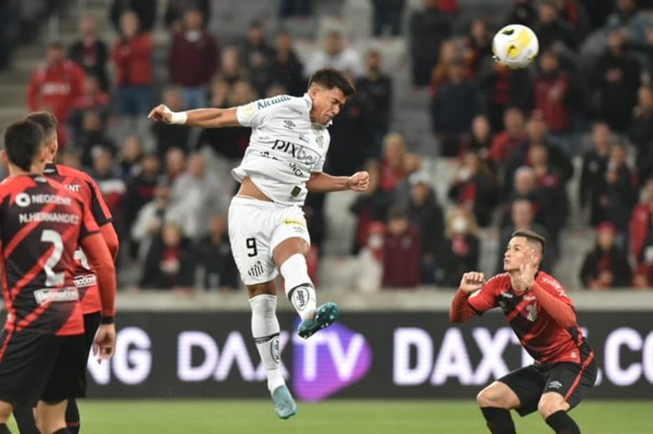 Em jogo com virada e artilheiro inspirado, Athletico-PR e Santos ficam no empate