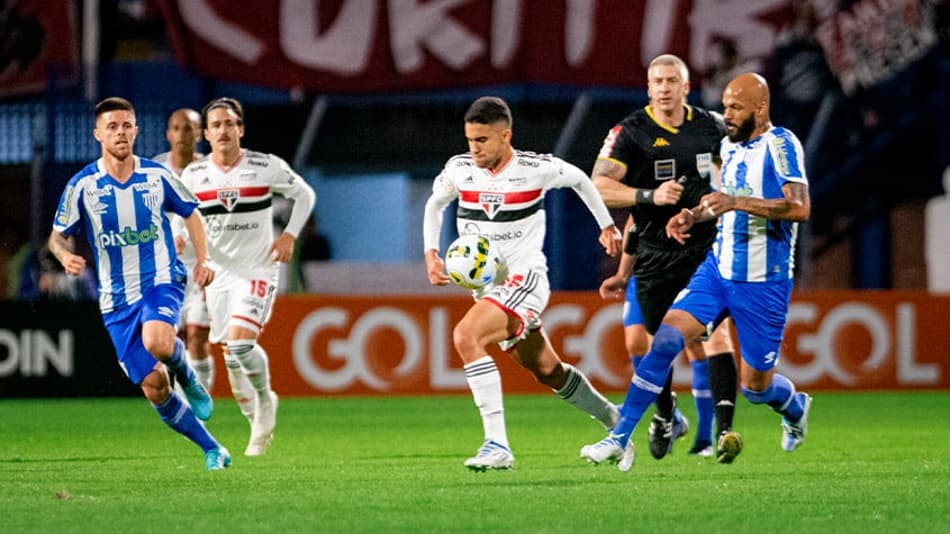 Calleri desperdiça pênalti, São Paulo cede empate ao Avaí e perde chance de encostar na liderança