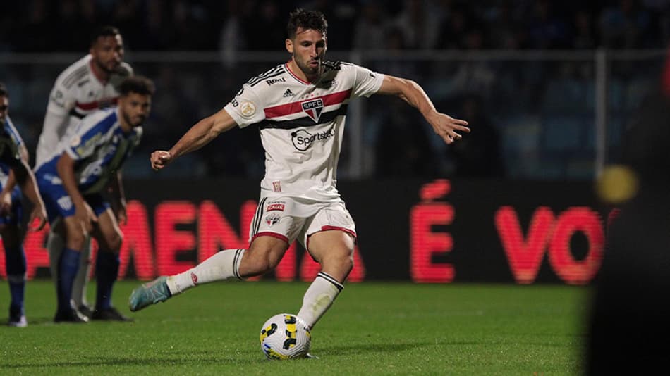 ATUAÇÕES: Calleri perde pênalti e Jandrei falha em empate do São Paulo com o Avaí