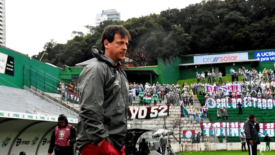 ‘É uma vergonha permitir um jogo desses na Série A’, detona Fernando Diniz, técnico do Fluminense
