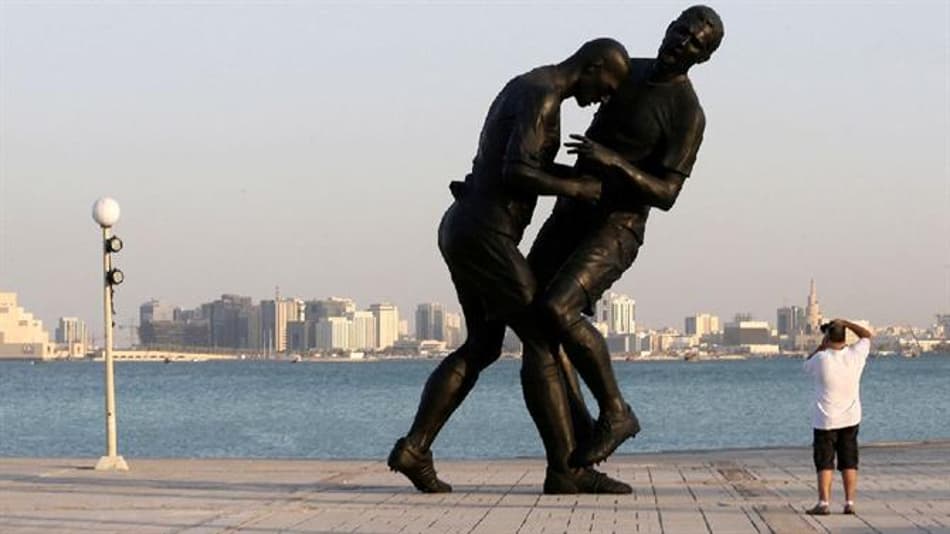 Estátua de Zidane dando cabeçada em Materazzi gera polêmica e sai das ruas do Qatar