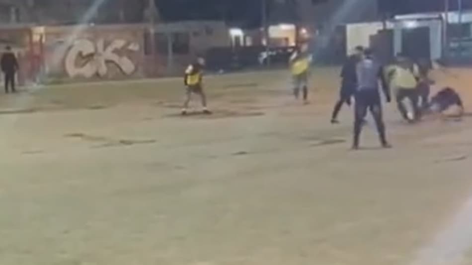 Tévez leva drible humilhante em pelada e revida com rasteira; assista ao vídeo