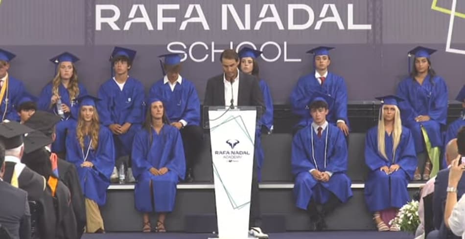 De muletas, Nadal participa de formatura de alunos em sua academia