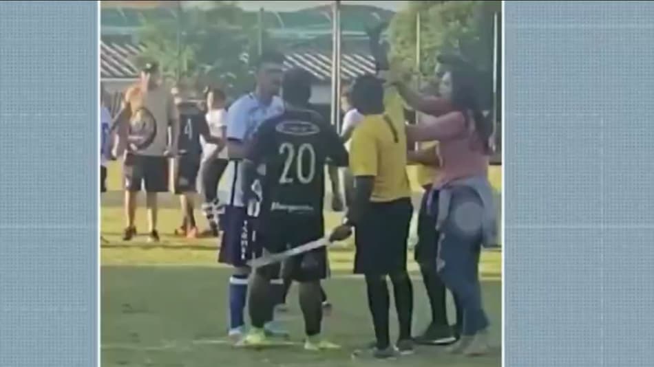 Assistente de arbitragem é flagrado com facão em briga generalizada dentro de campo