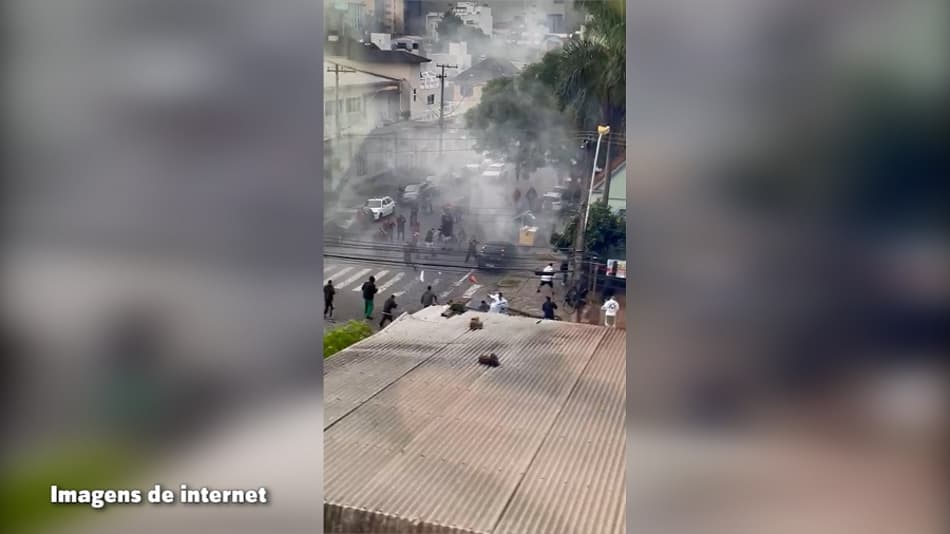 Assista imagens da briga entre torcedores de Athletico e Juventude nos arredores do Alfredo Jaconi