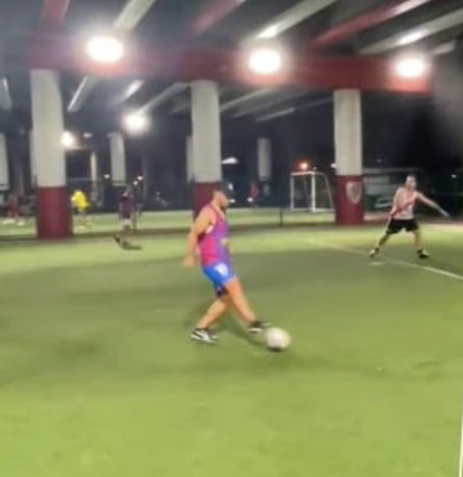 Kun Aguero é flagrado em ‘pelada’ com amigos