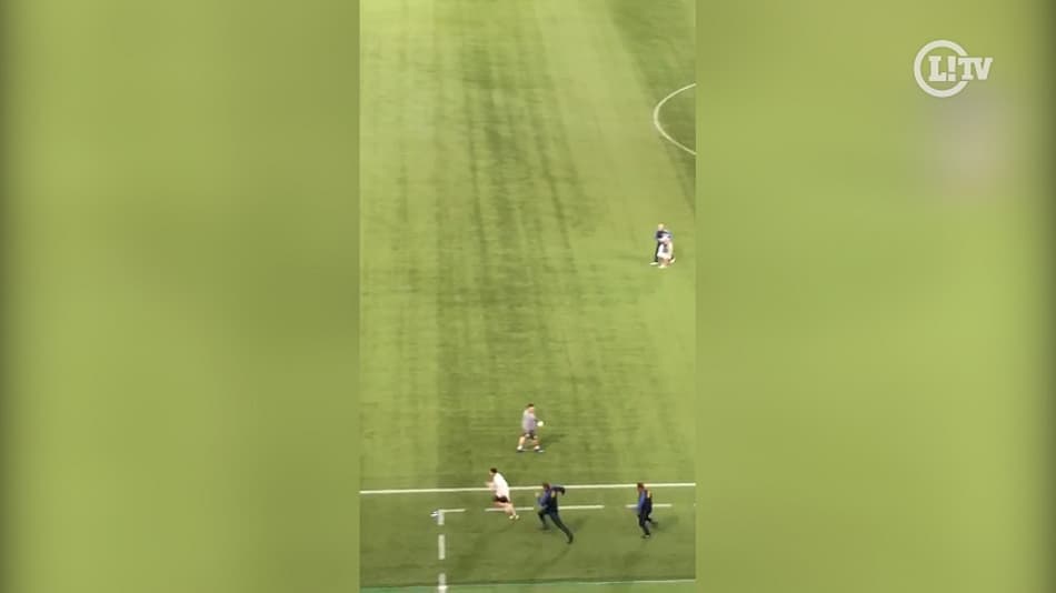 VÍDEO: Torcedor do Palmeiras invade o campo e dá ‘olé’ em seguranças do Allianz Parque