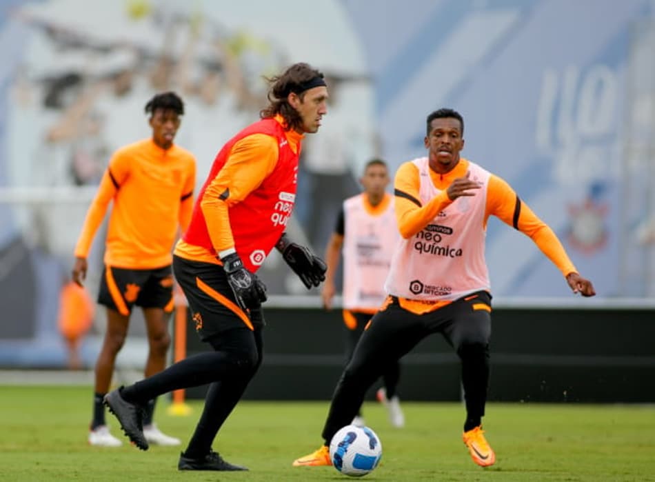 Cássio não vê desrespeito de Jô ao Corinthians e nega chateação do elenco com o atacante
