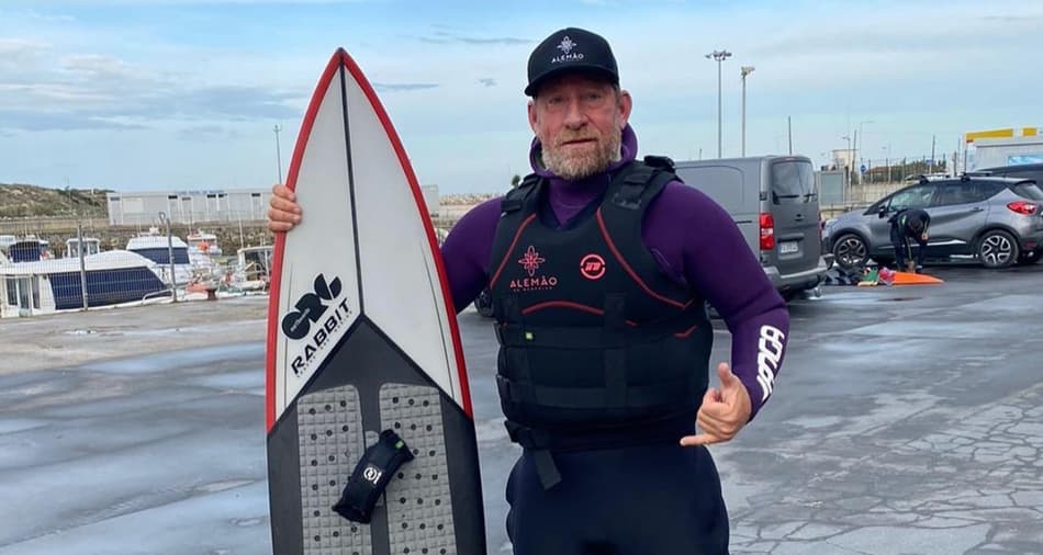 Conheça o brasileiro por trás da maior onda já surfada da história