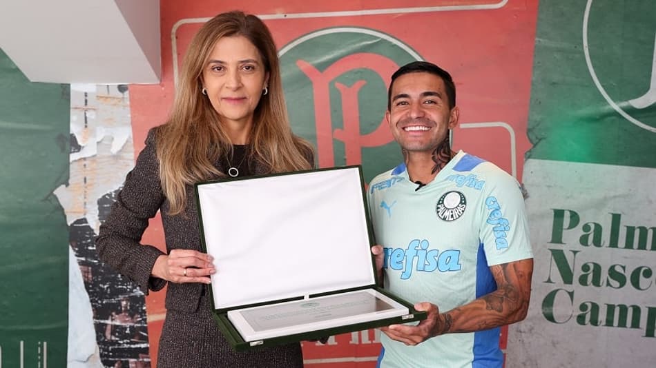 Dudu recebe homenagem pelos 350 jogos com a camisa do Palmeiras: 'Até arrepia em falar'