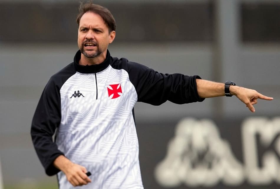 Apresentado no Vasco, Maurício Souza comanda o primeiro treino, que conta com novidades
