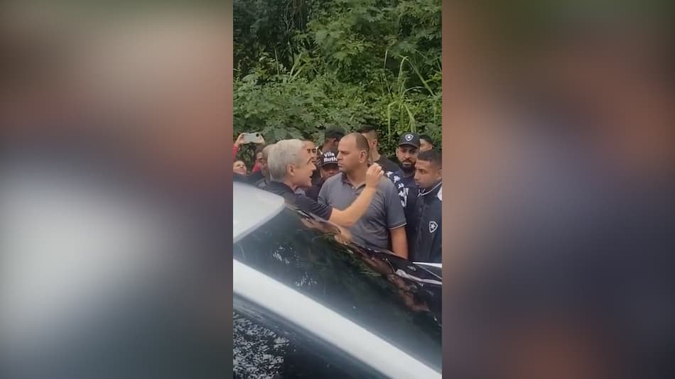 Luís Castro ouve cobranças de organizada do Botafogo e diz: 'Lutar não é sinônimo de ganhar'