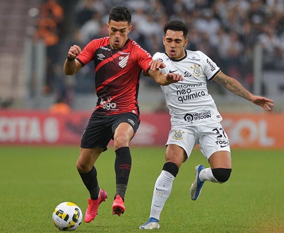 Em jogo com briga e expulsões, Corinthians sai na frente, mas cede empate ao Athletico-PR