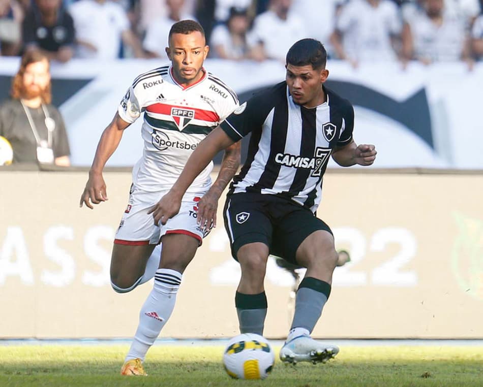 LANCE! Rápido: Botafogo voltou a vencer , Dani Alves pode continuar na Espanha e mais!