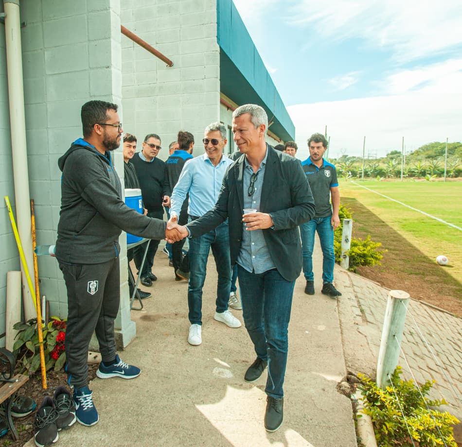 Resende recebe visita de diretor do futebol do Lyon