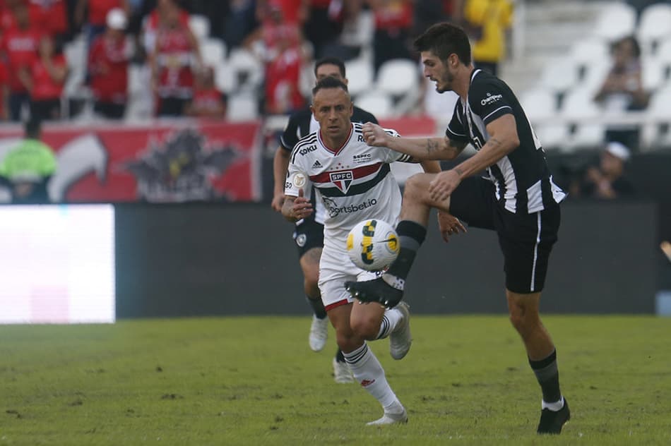 Lucas Piazon celebra vitória e retorno como titular: ‘Me sinto preparado para lutar pelo Botafogo’
