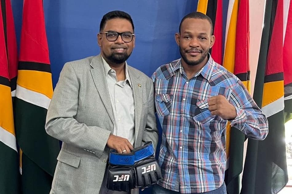 Após 17 anos, lutador do UFC volta a Guiana para rever a família e é recebido por presidente