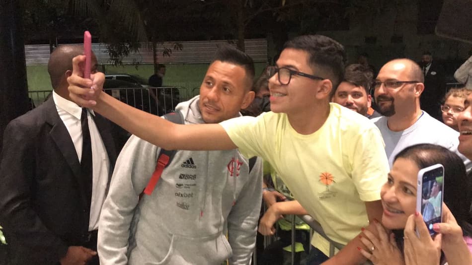 VIDEO: Flamengo chega a Belo Horizonte para jogo contra o Atlético-MG e recebe apoio da torcida
