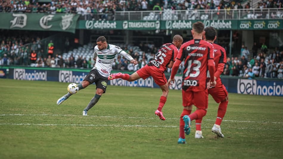 Conheça a história da torcedora que se divide entre Athletico e Coritiba