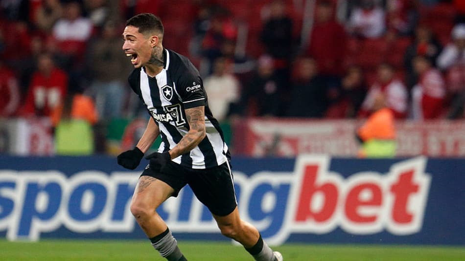 Com um a menos desde o primeiro tempo, Botafogo vira para cima do Internacional pelo Brasileirão