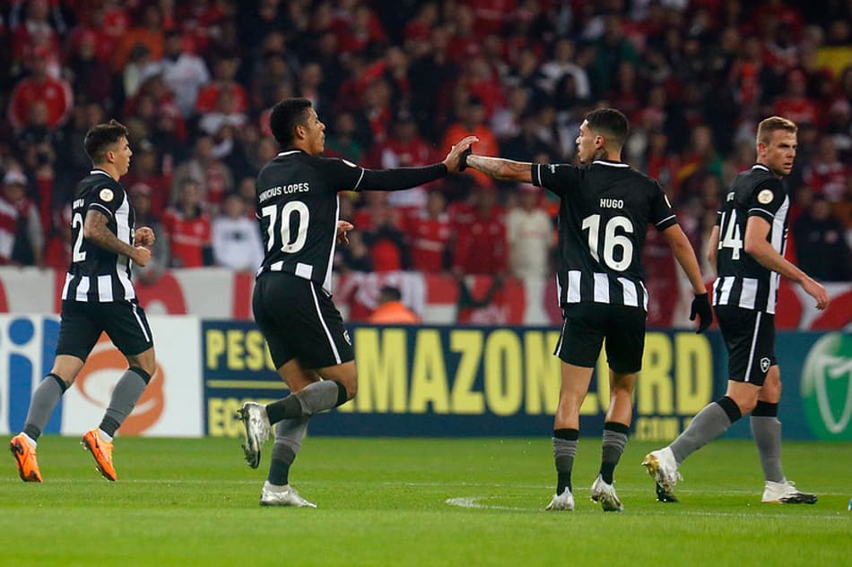 ATUAÇÕES: Hugo é o herói da vitória do Botafogo; Gatito e Carli são gigantes e também se destacam