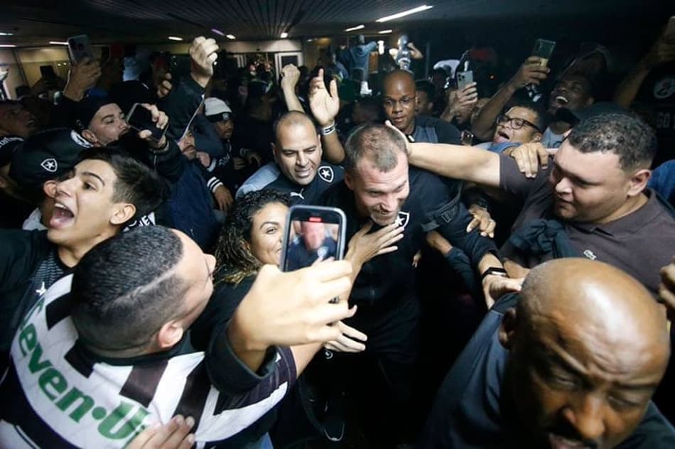 VÍDEO: Botafogo é recebido com festa da torcida e abraços efusivos após virada épica sobre o Inter