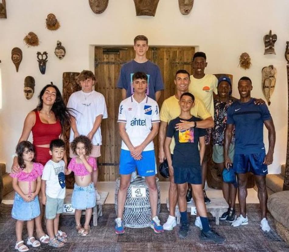 Filho de Cristiano Ronaldo posa em foto e camisa de clube sul-americano ganha destaque