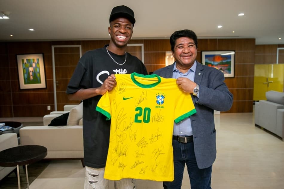 De férias no Brasil, Vini Jr. visita sede da CBF e tem encontro com Tite