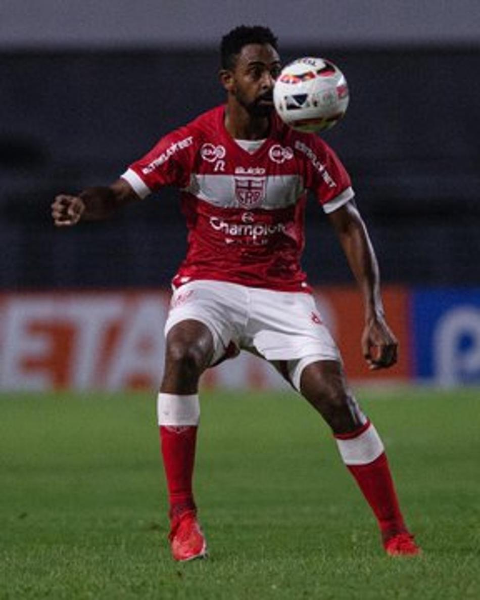 Fabinho brilha com dois gols e garante virada do CRB contra Chapecoense pela Série B