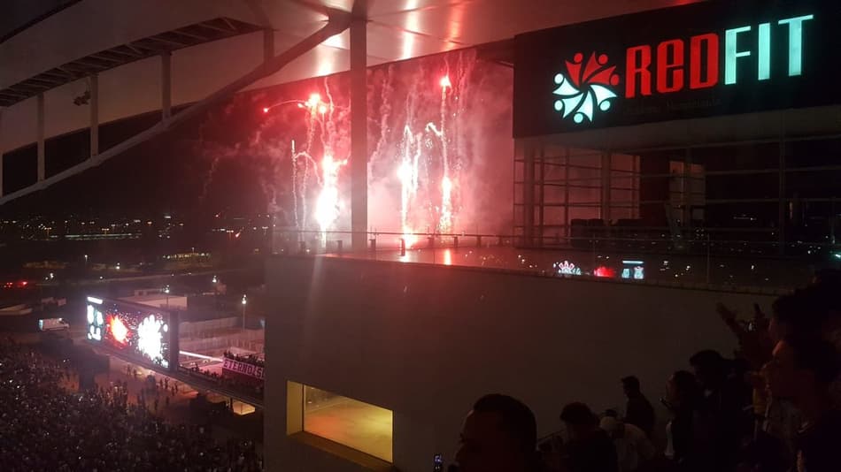 Com show de fogos, torcida do Corinthians joga junto em vitória pela Copa do Brasil