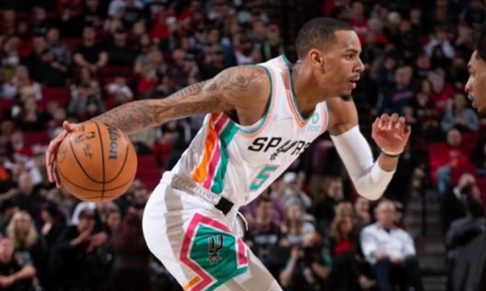 Spurs e Hawks discutem troca centrada em Dejounte Murray